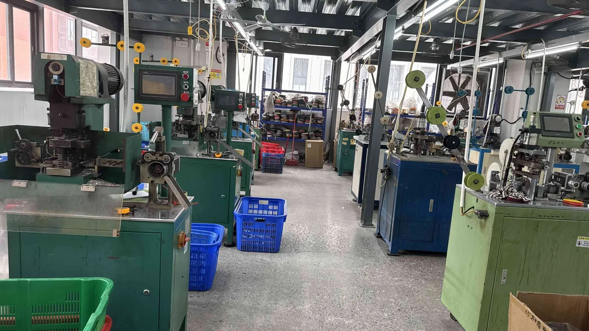 YKK Alternatives in 2026: A Buyer's Guide to Premium Chinese Zipper Manufacturers